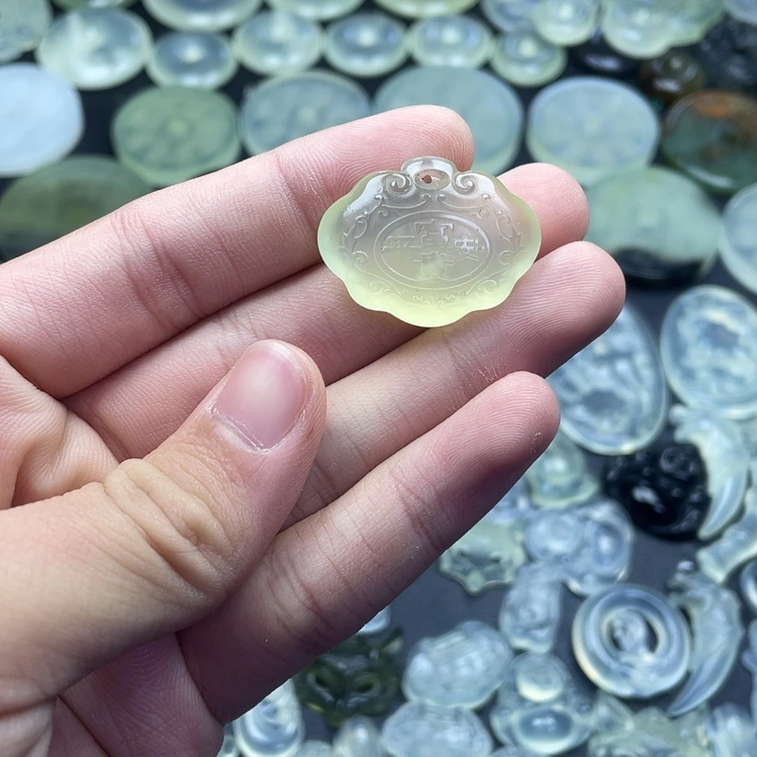 岫玉未镶嵌颈饰平安锁