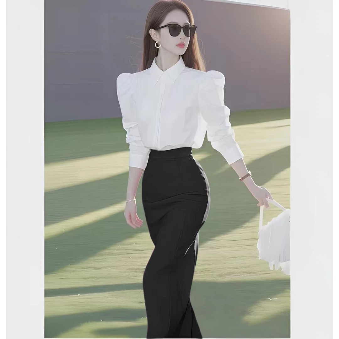 今年流行春秋季穿搭一整套白色泡泡袖衬衫+粉色西装半身裙后开叉