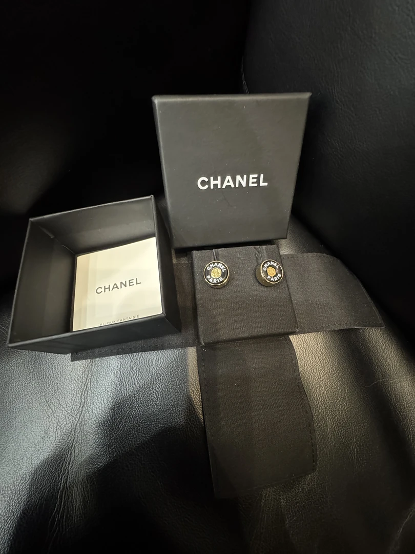 全新未使用 Chanel/香奈儿 黑色纽扣耳钉