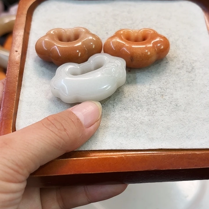 星***石英岩玉未镶嵌手镯