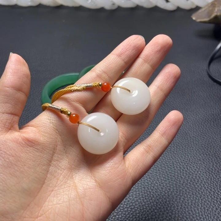 颈饰未镶嵌石英质玉