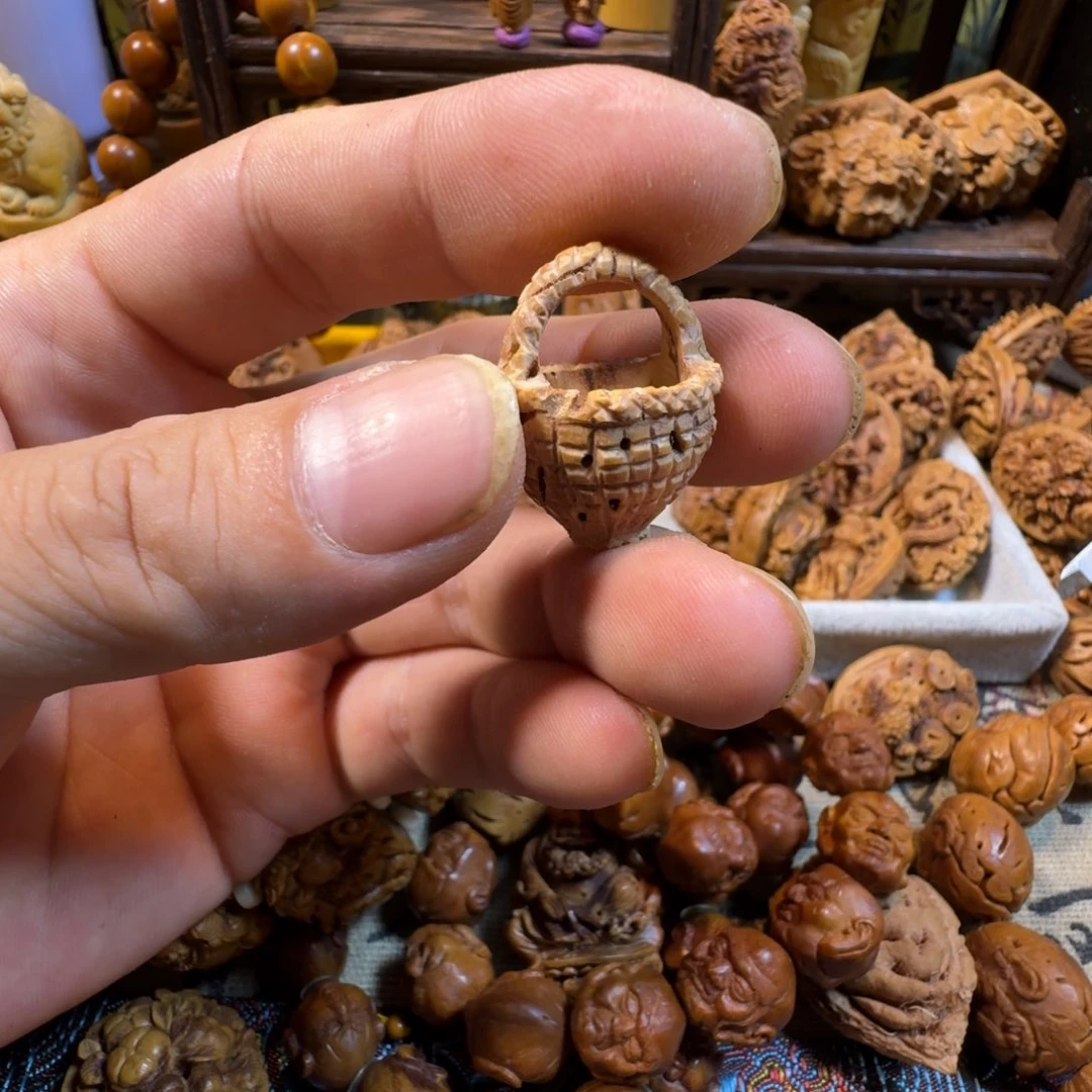 M***Y桃核雕刻小花篮一个