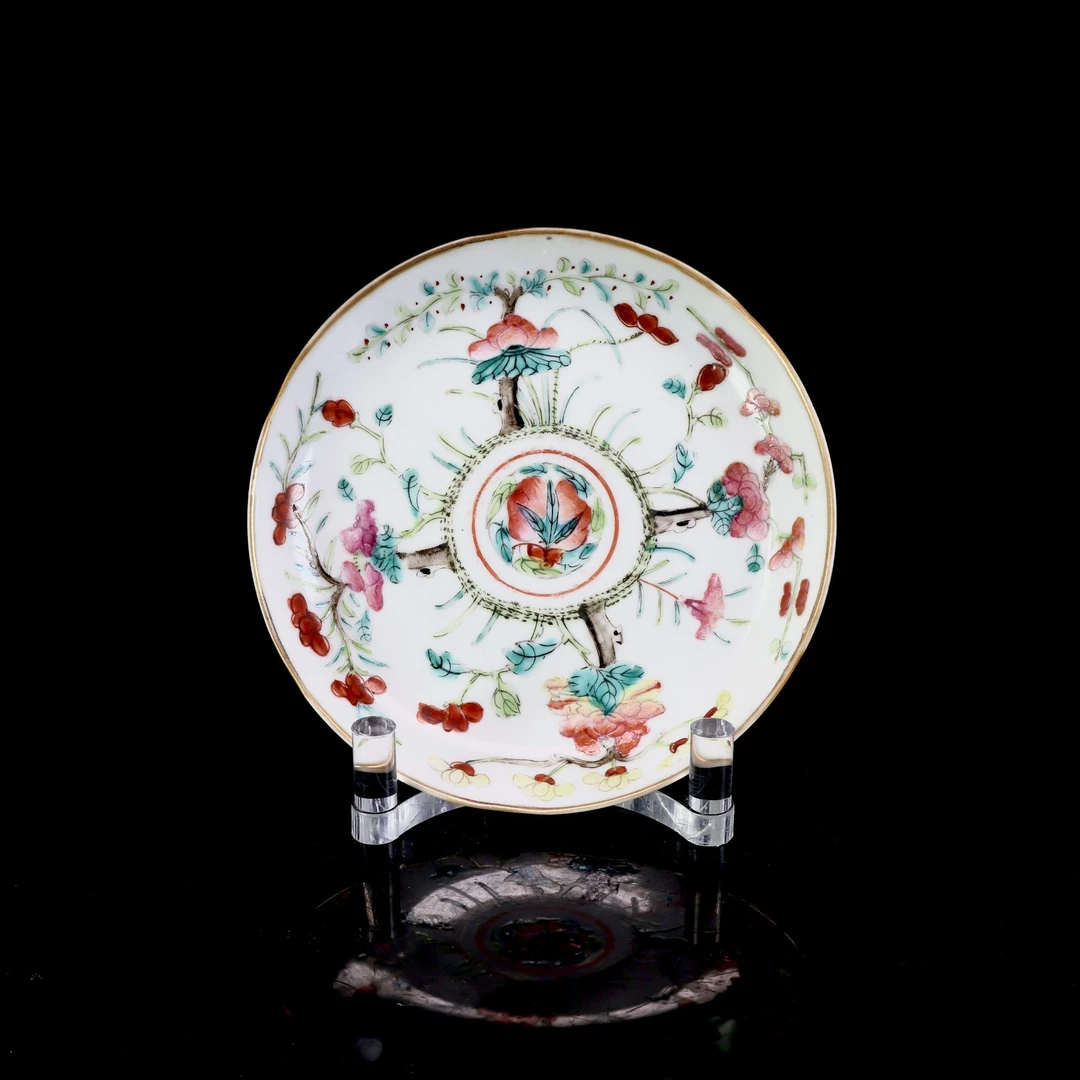 22.清晚期粉彩花卉纹盘