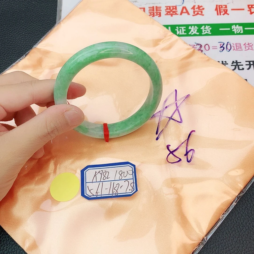 翡翠手镯未镶嵌翡翠