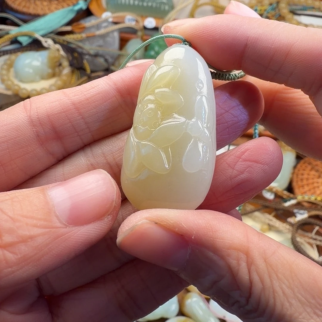 坤***张和田玉未镶嵌颈饰