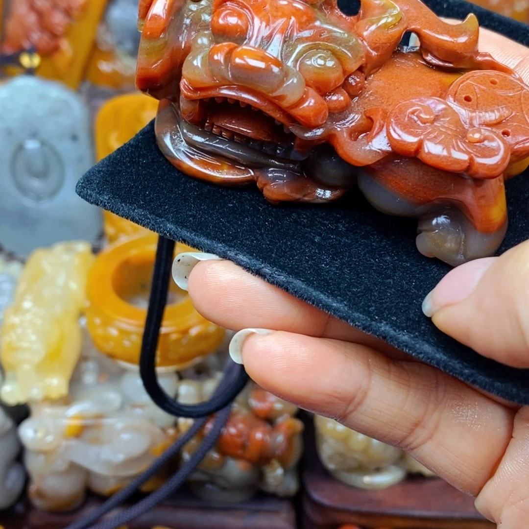 未镶嵌石英质玉（黄龙玉）颈饰