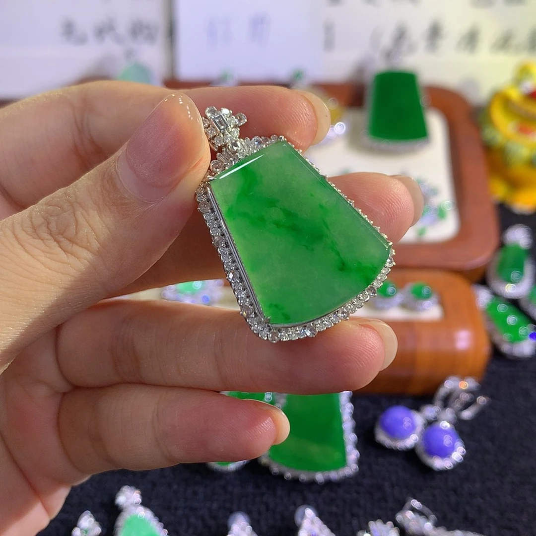 翡翠18K金镶嵌颈饰无事牌