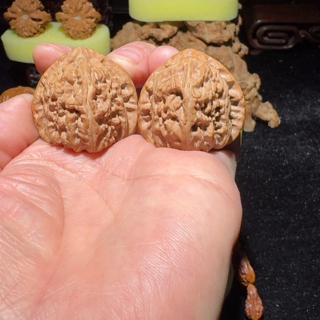 文玩核桃吊坠三角白