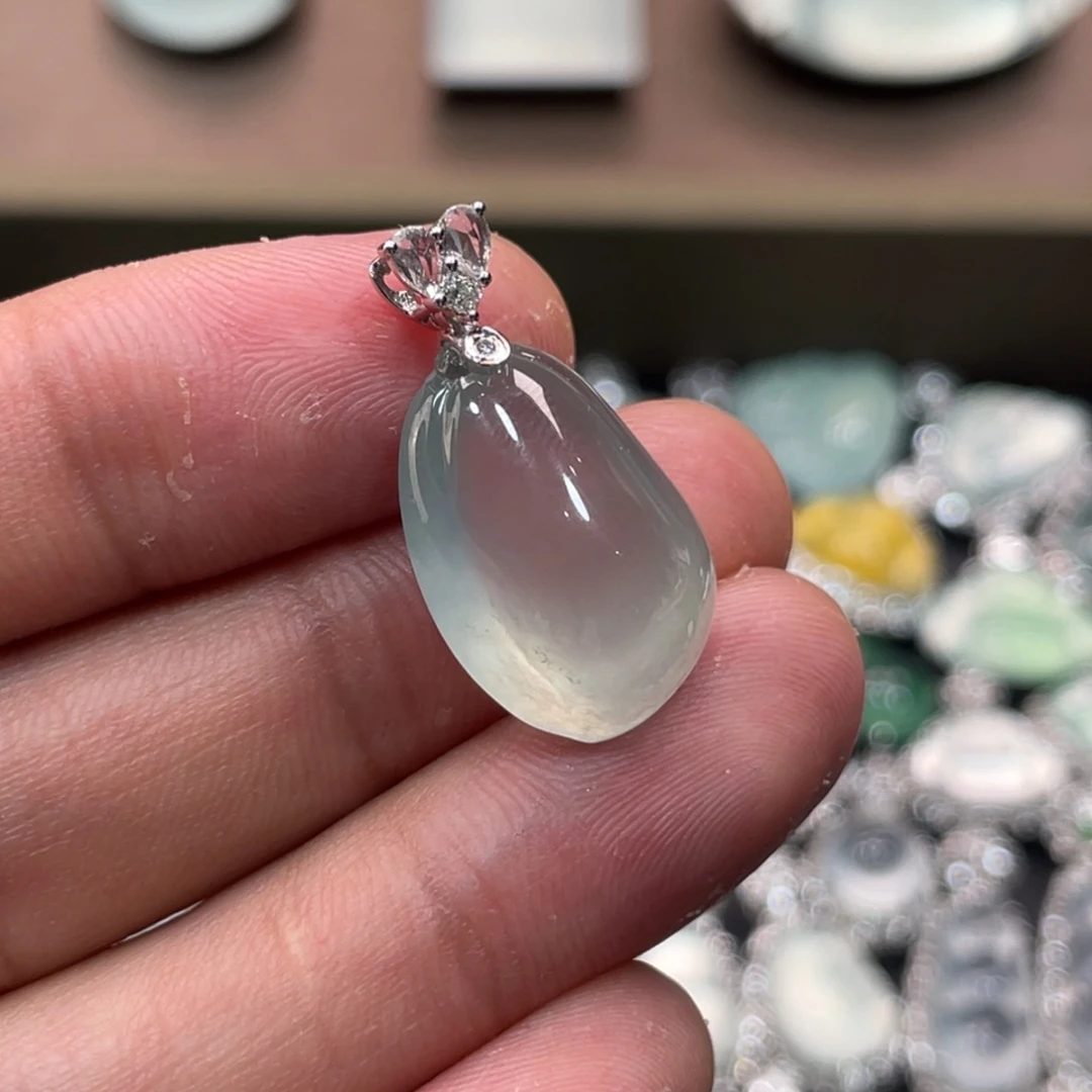 翡翠18K金镶嵌颈饰福瓜