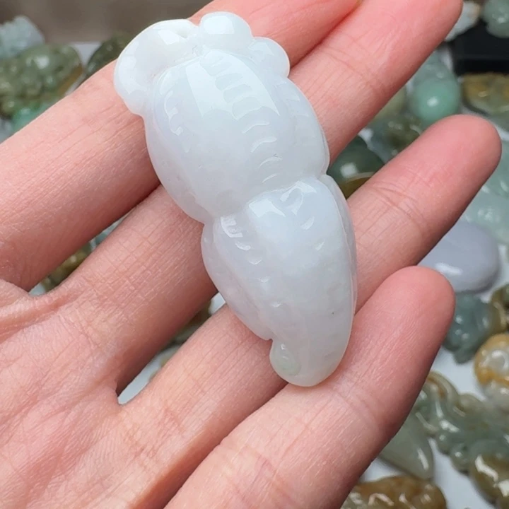 翡翠未镶嵌颈饰花生