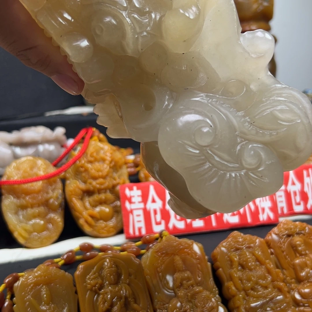錡***具石英质玉（黄龙玉）未镶嵌多选发其一