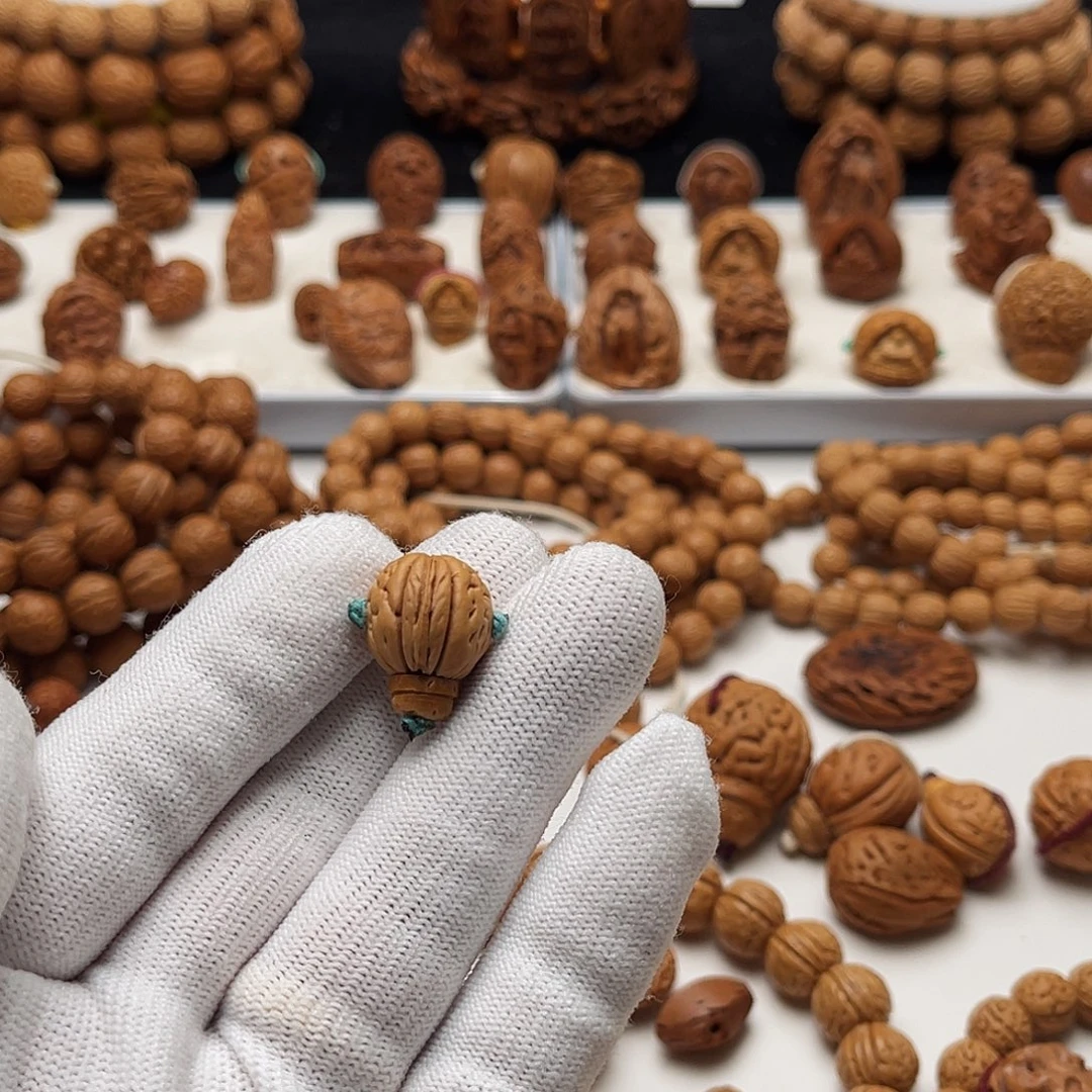 浩***亿手工桃核工艺制作