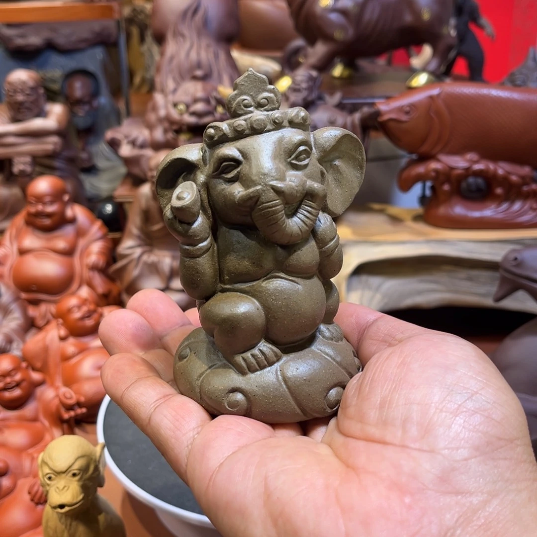茶宠紫砂紫砂茶宠摆件。