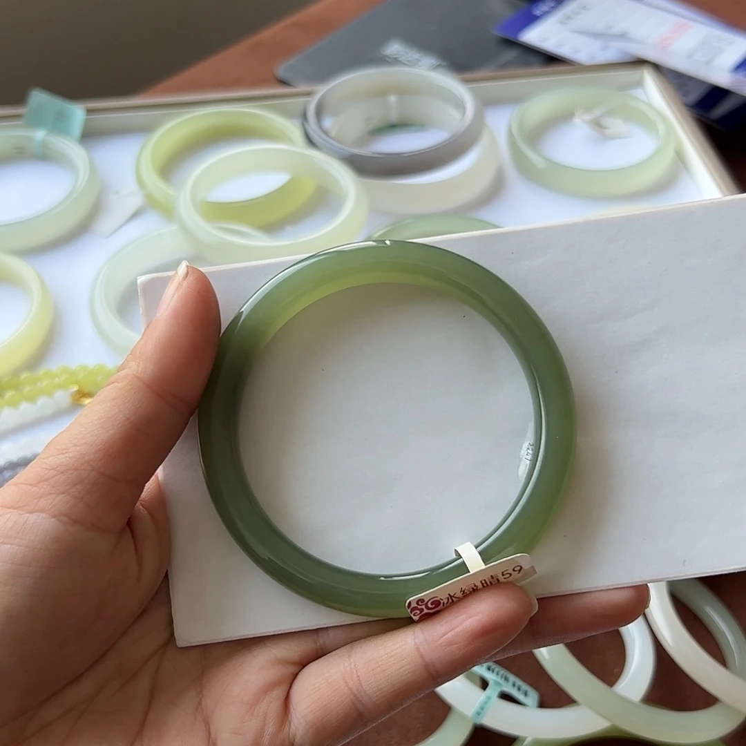 和田玉手镯未镶嵌冰*