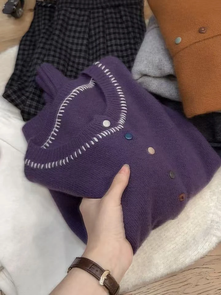 七言家巨好看  #熏衣紫明线钩编领彩扣绒感毛衣开衫3361@