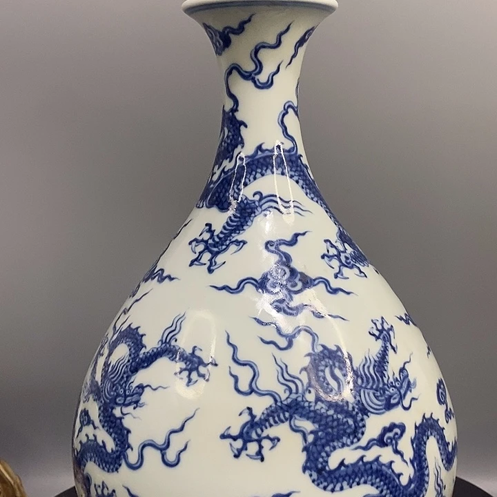 青花玉壶春瓶造型精美