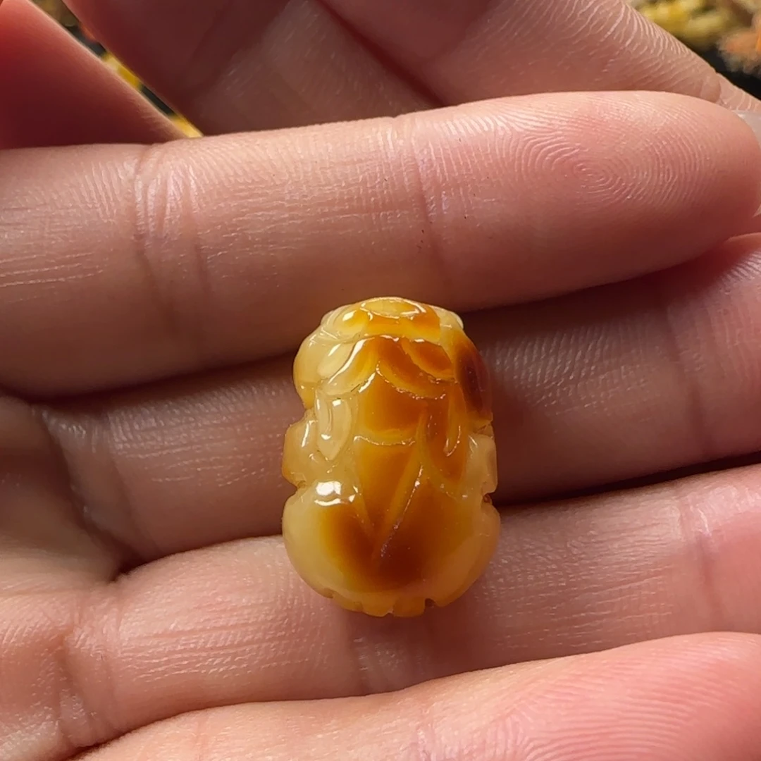 蜜蜡未镶嵌颈饰蜜蜡俏色貔貅