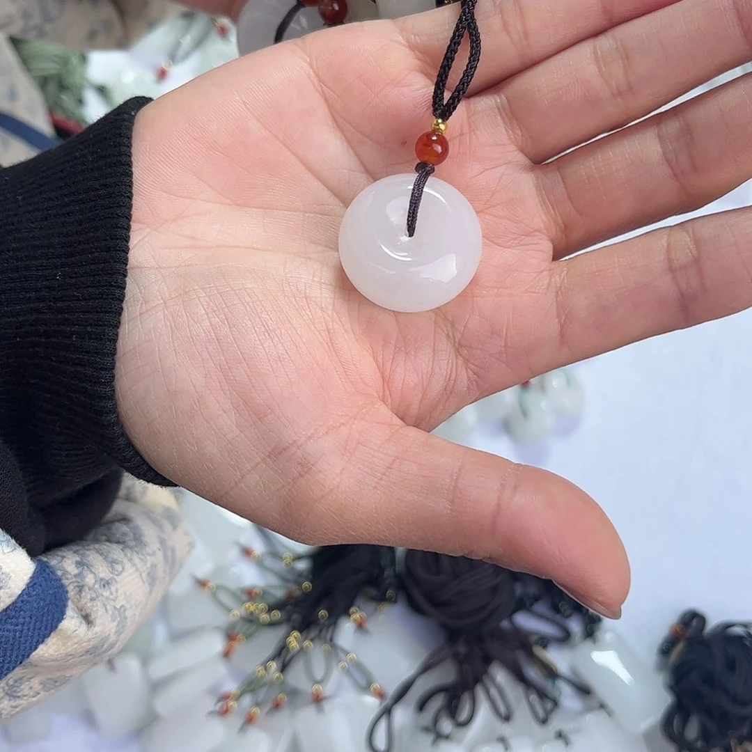 颈饰未镶嵌石英质玉平安扣