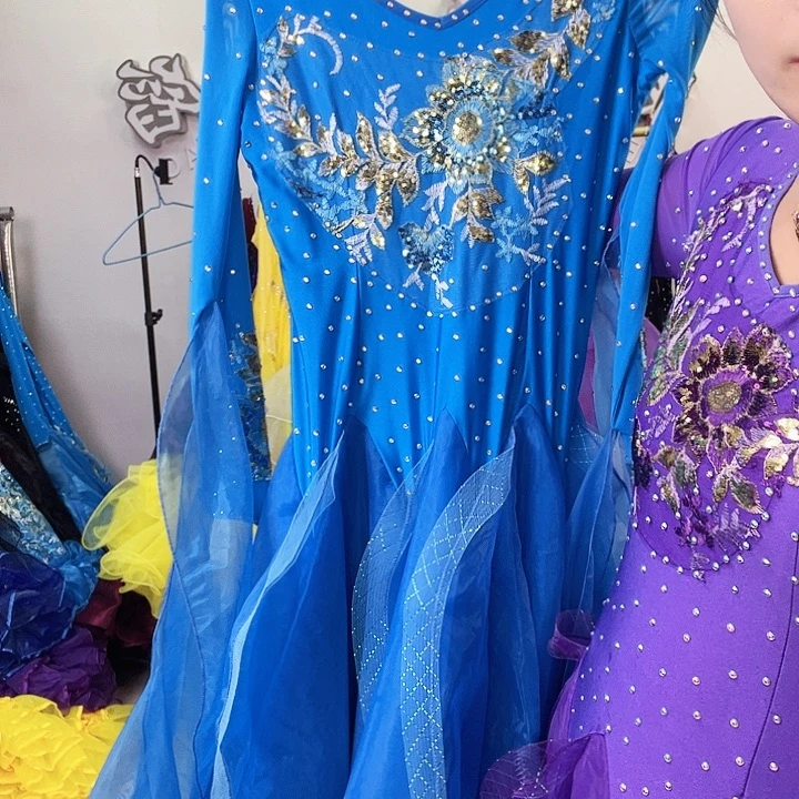 交谊舞的时候也很帅啊