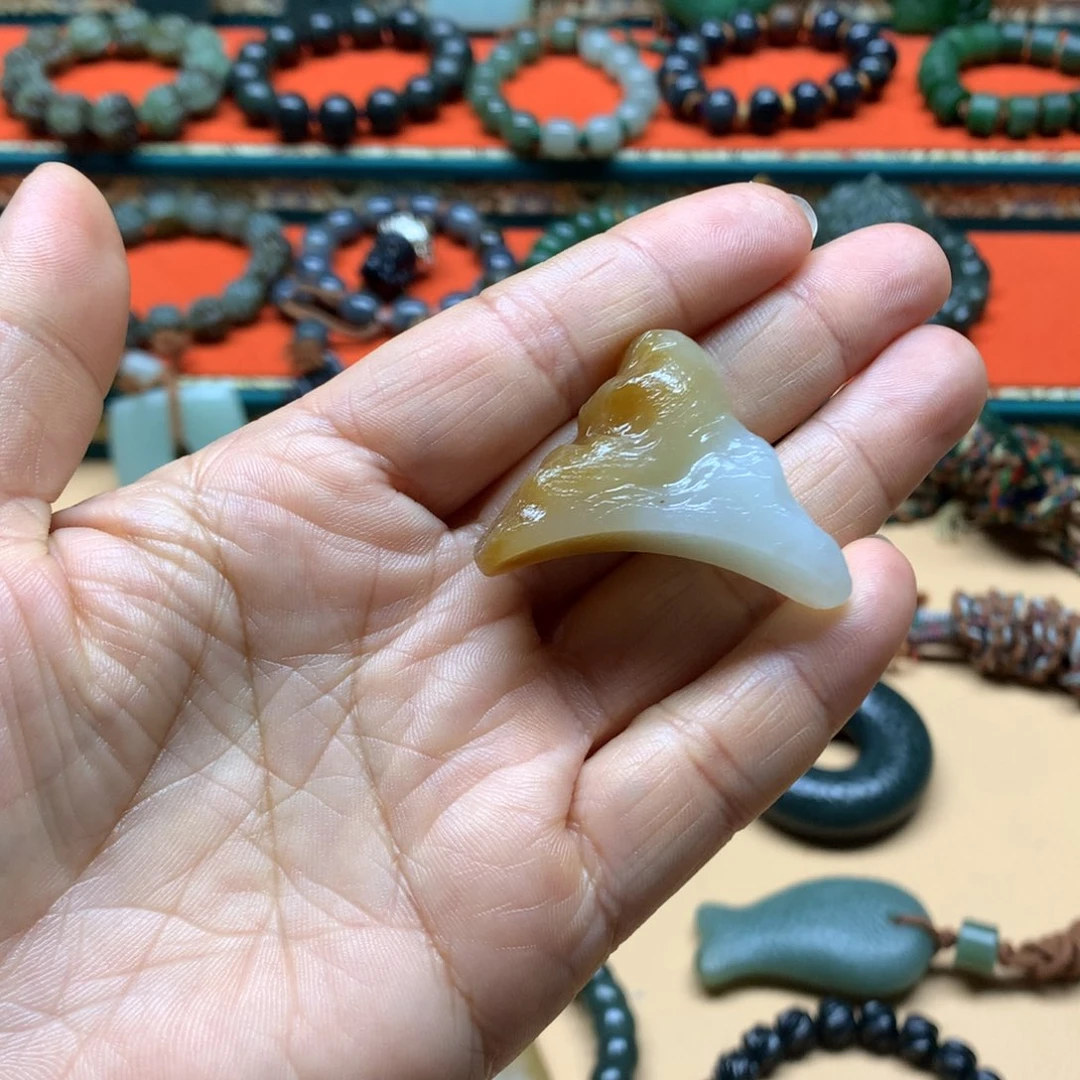 幸***生和田玉未镶嵌颈饰