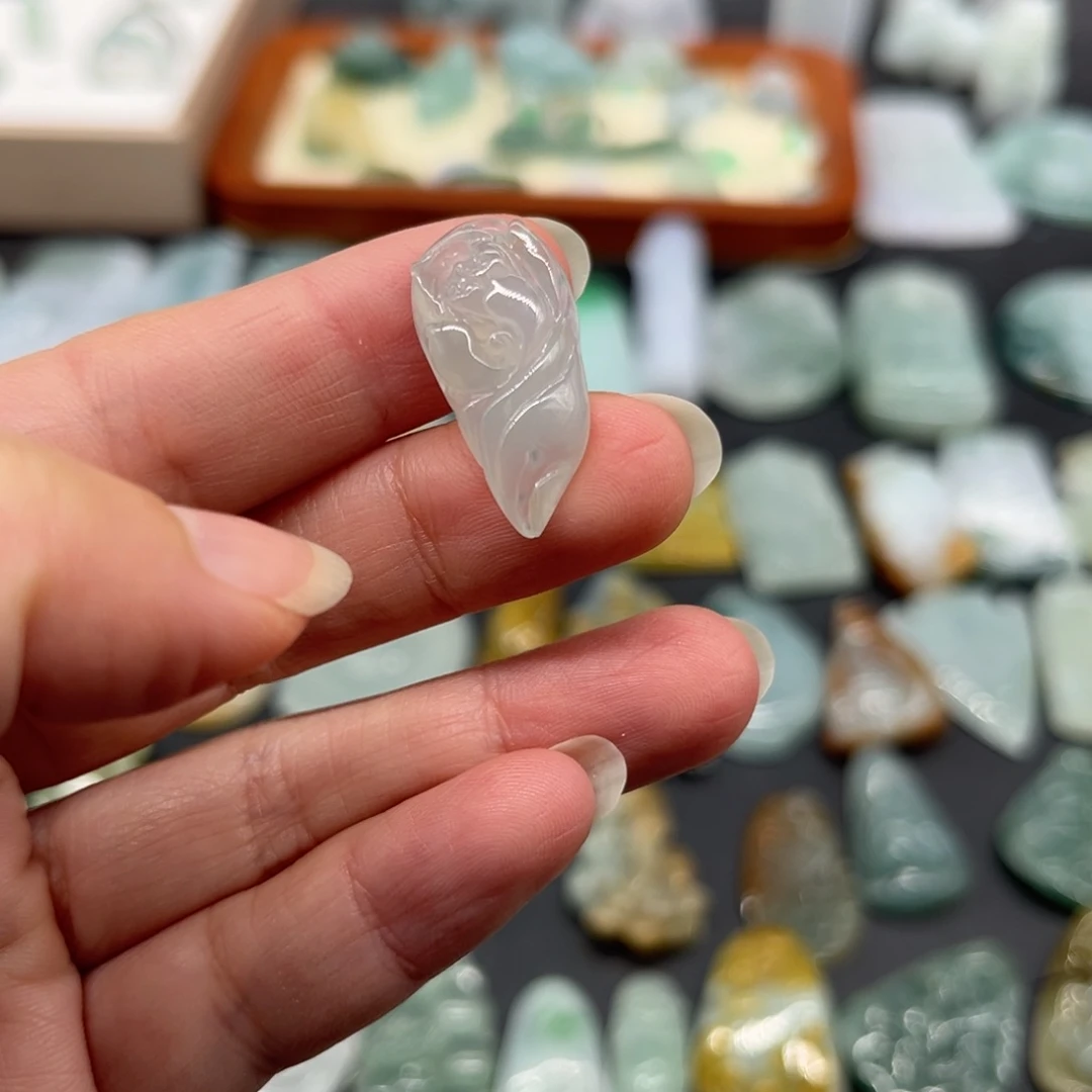 翡翠未镶嵌颈饰莲花