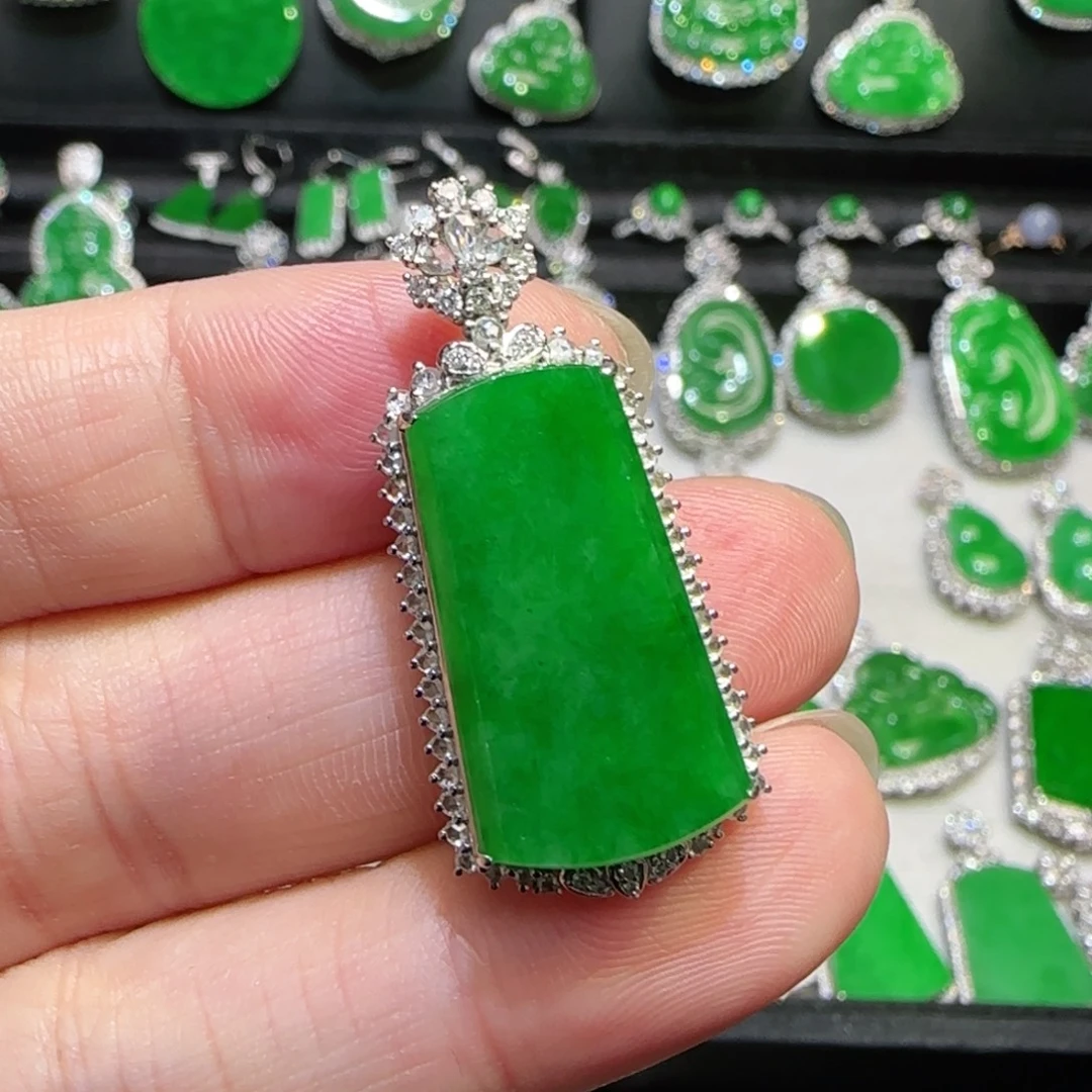 翡翠18K金镶嵌颈饰无事牌