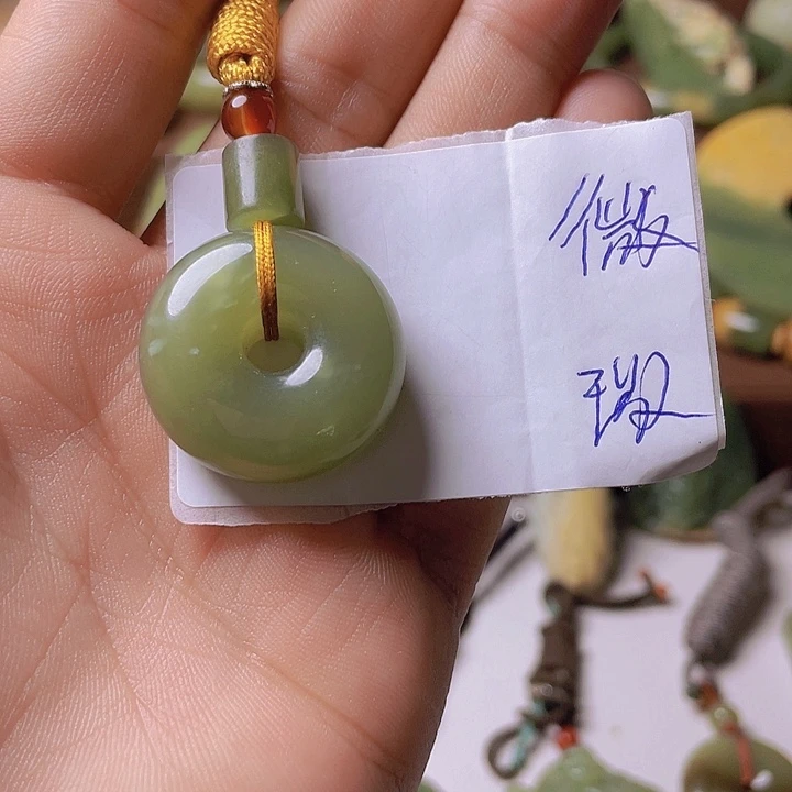 颈饰未镶嵌岫岩河磨玉（透闪石质玉）