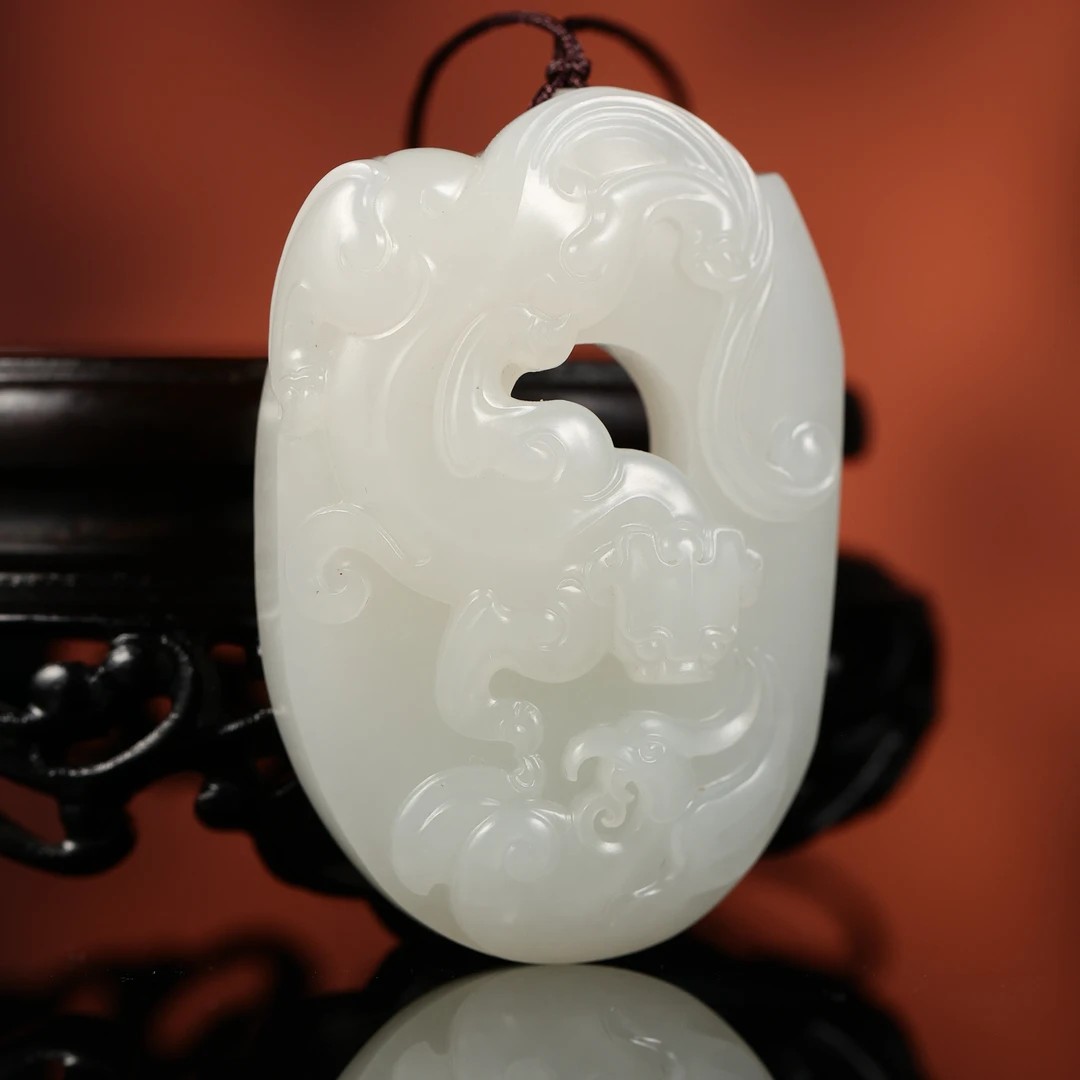 rl 吴正森作 和田玉白玉留毛孔螭虎纹鸡心佩zs2510201023