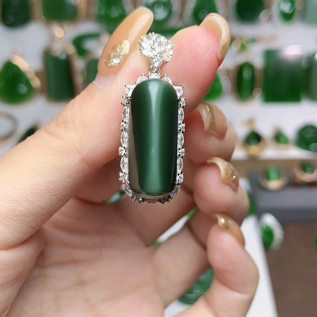 颈饰未镶嵌和田玉（碧玉）