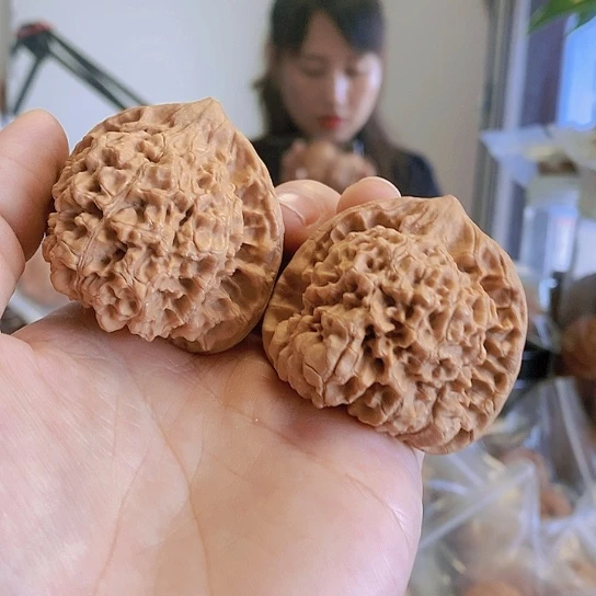 【闪购商品】把件文玩核桃46.5麒麟纹官帽红皮