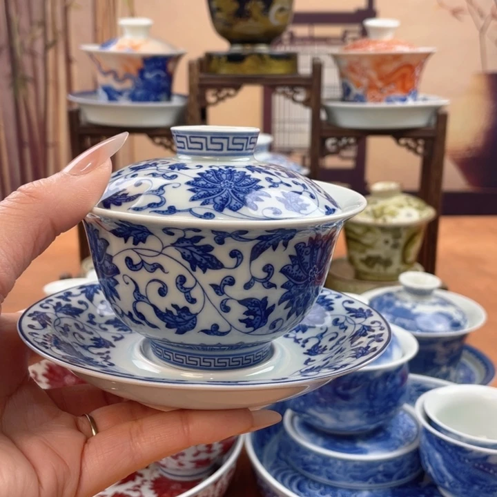 陶摆件青花缠枝莲元宝盖碗