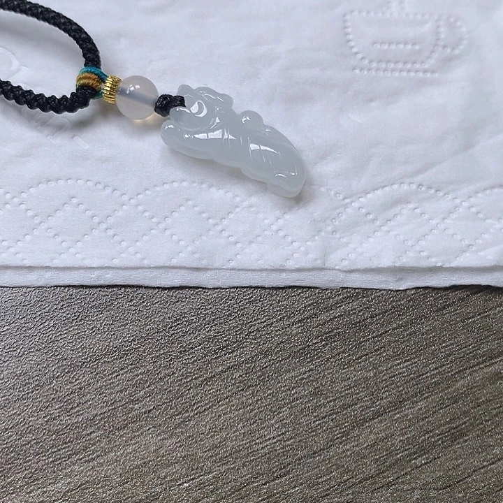 翡翠未镶嵌颈饰老虎