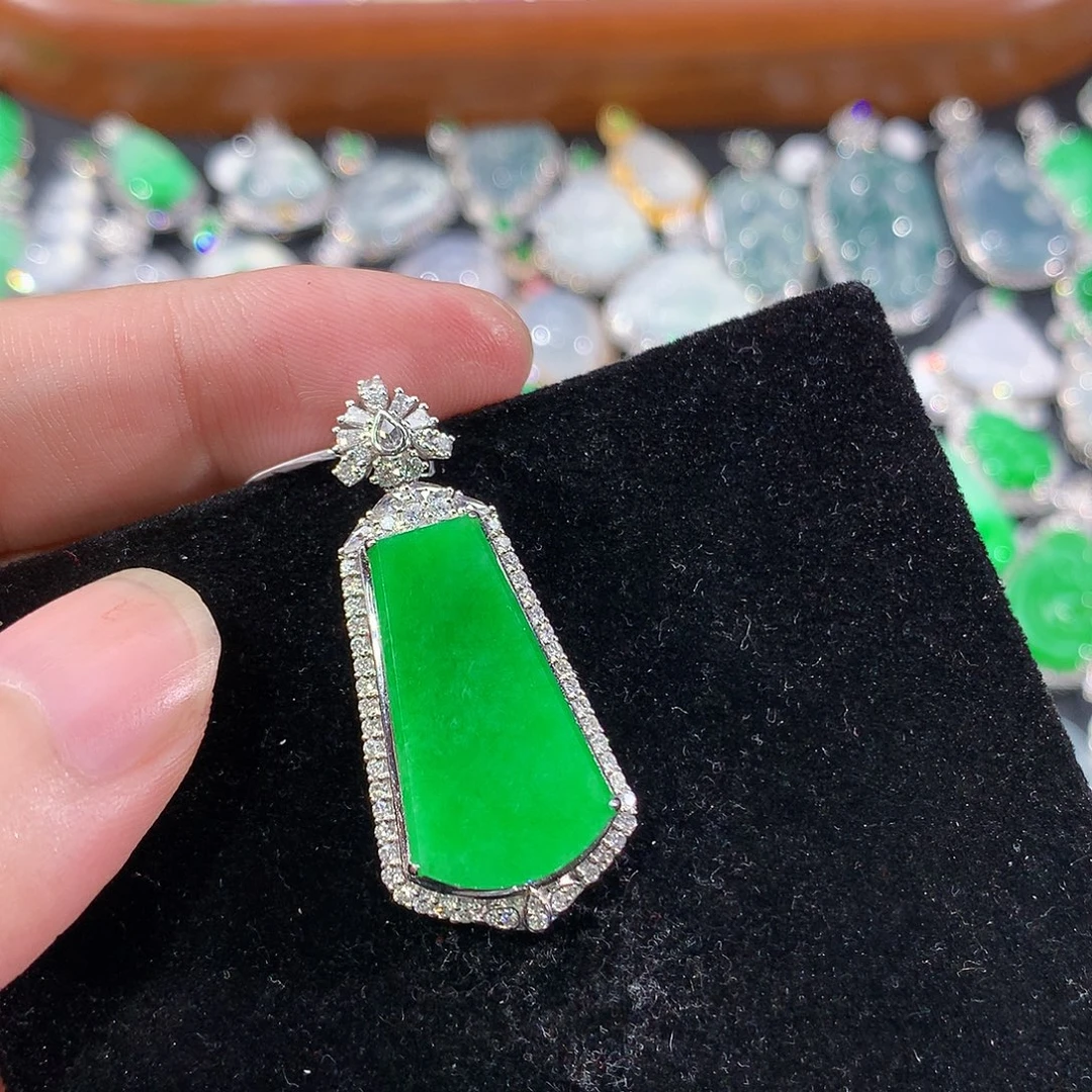 翡翠18K金镶嵌颈饰