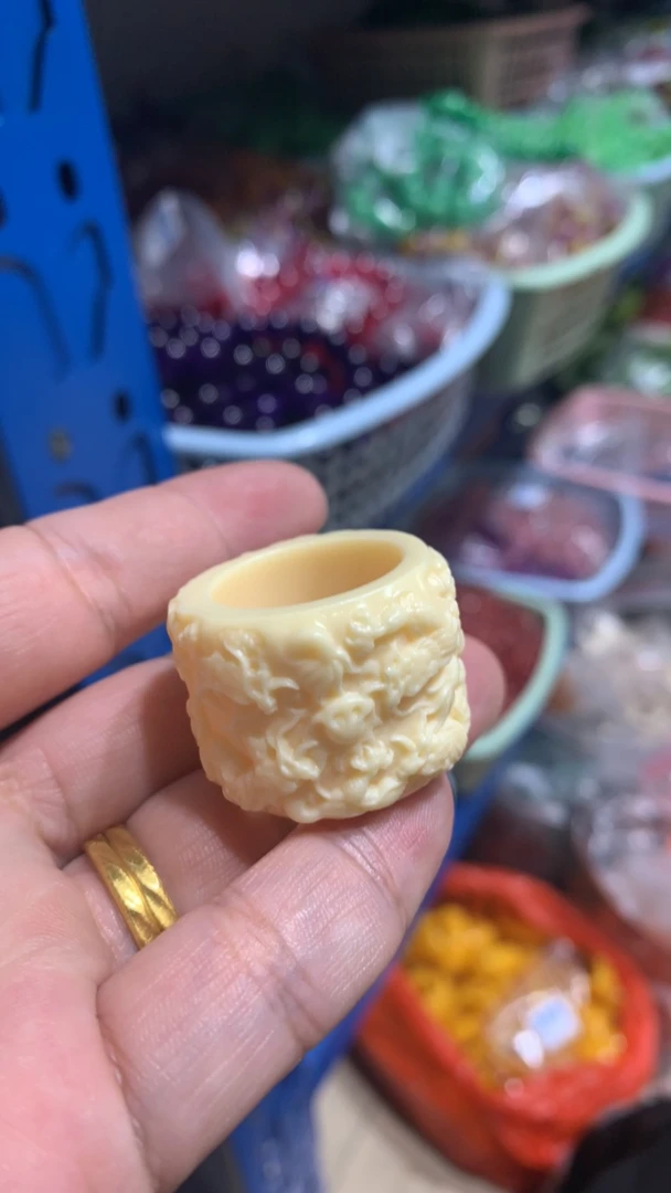 D 302  牙白板指