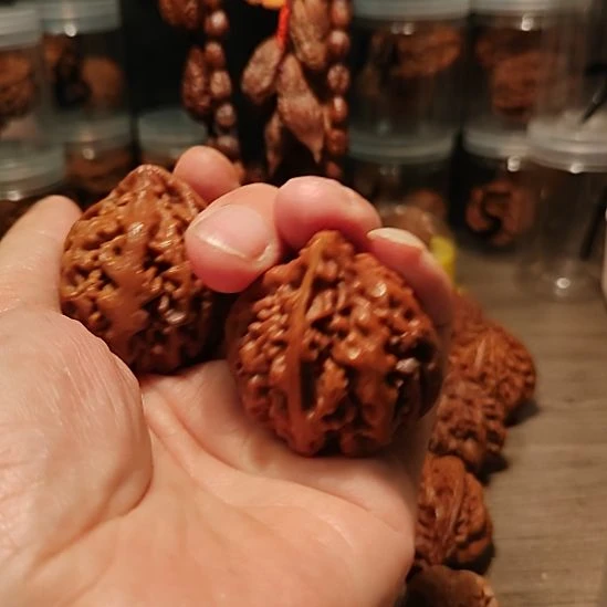 乌***拉文玩核桃吊坠异形核桃一对有修
