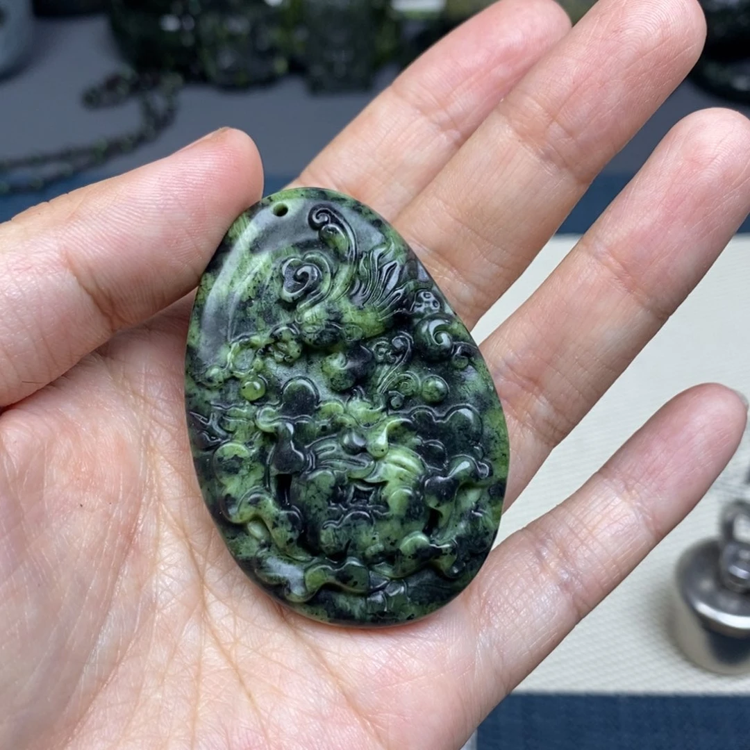 蛇纹石玉未镶嵌颈饰辉*