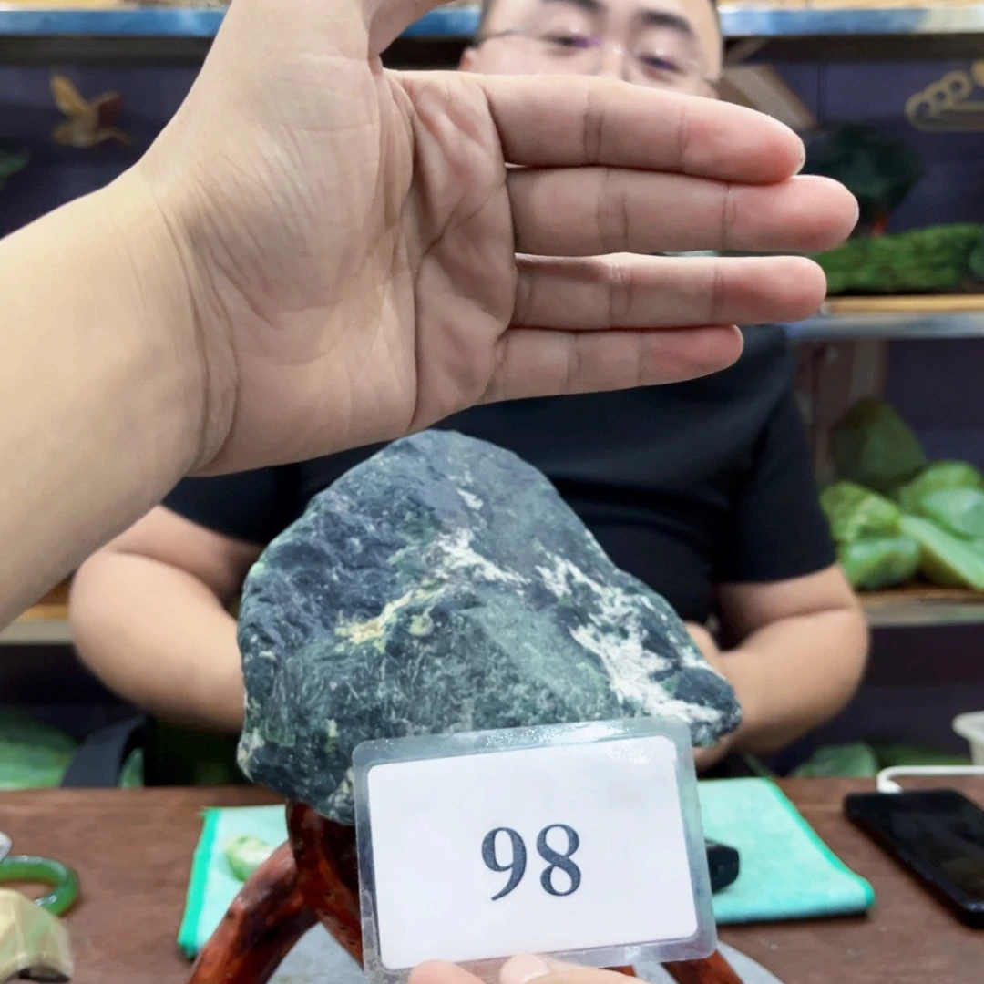 蛇纹石玉未镶嵌手镯鸭**香