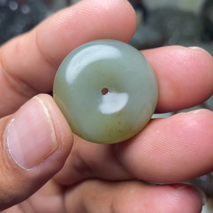 和田玉未镶嵌颈饰陈**娘