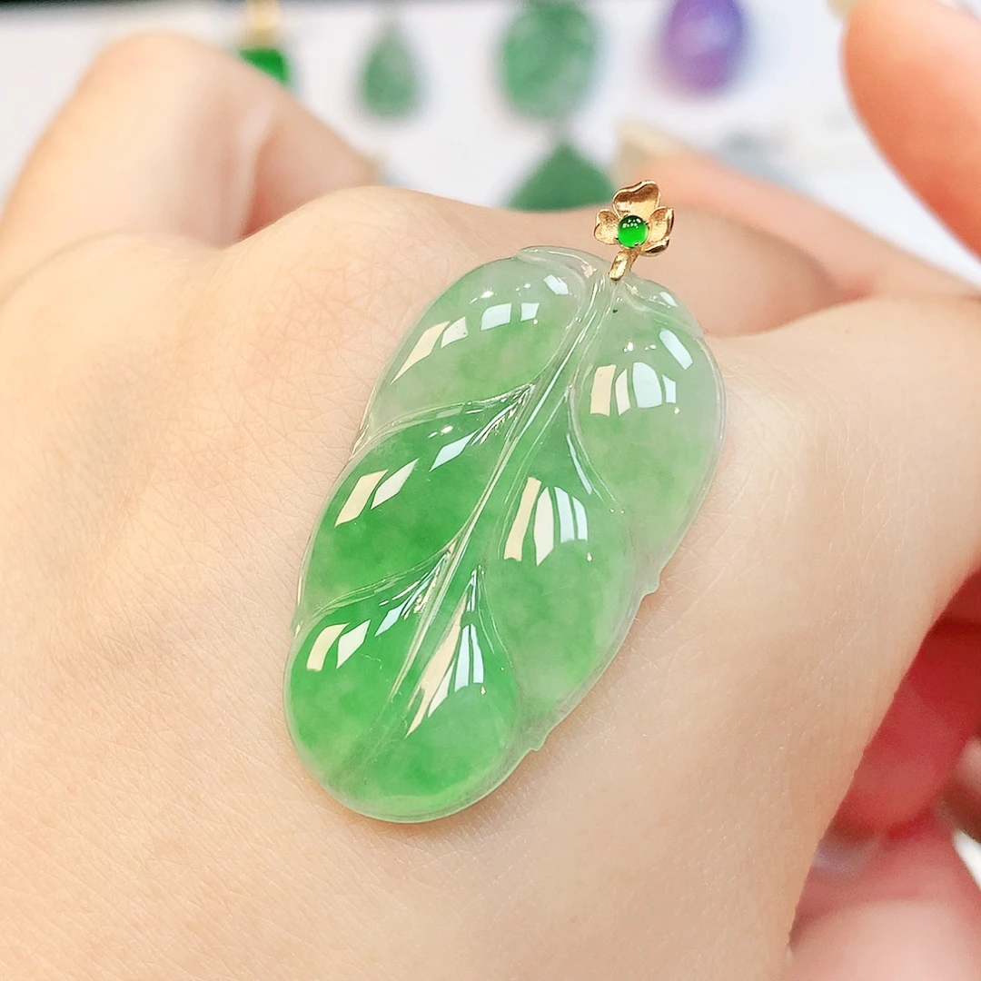 翡翠18K金镶嵌颈饰