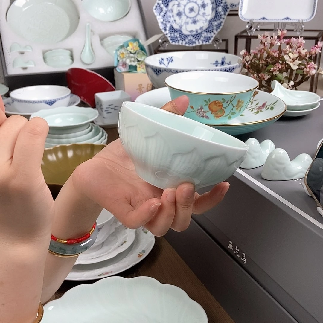 瓷片莲花碗两只装