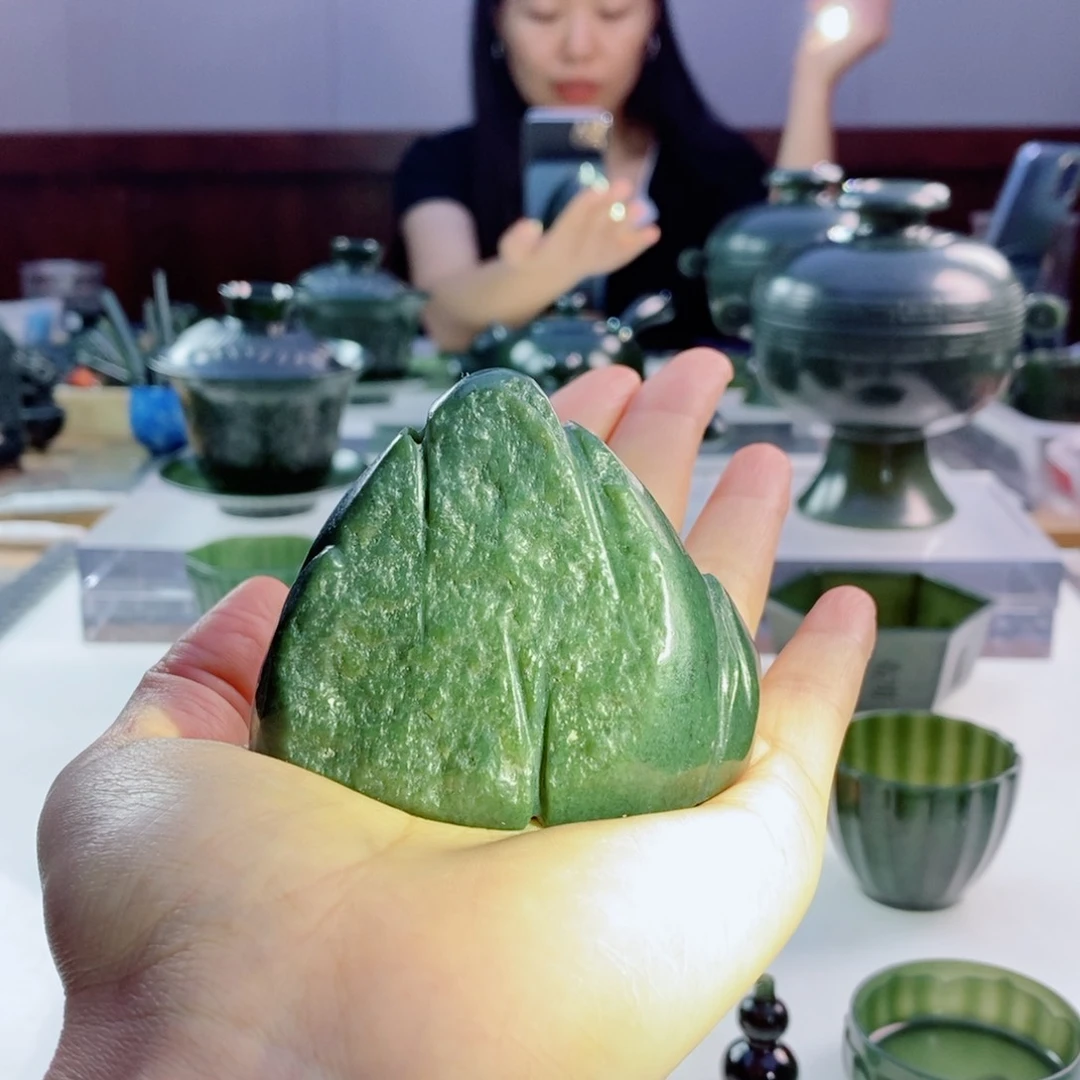 未镶嵌和田玉（青玉）摆件
