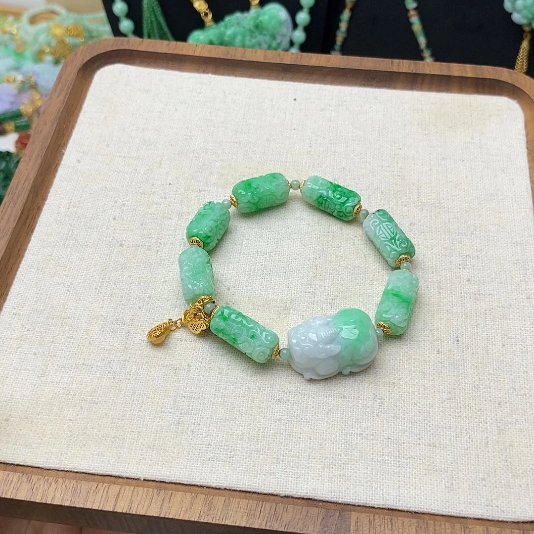 翡翠未镶嵌颈饰阳绿