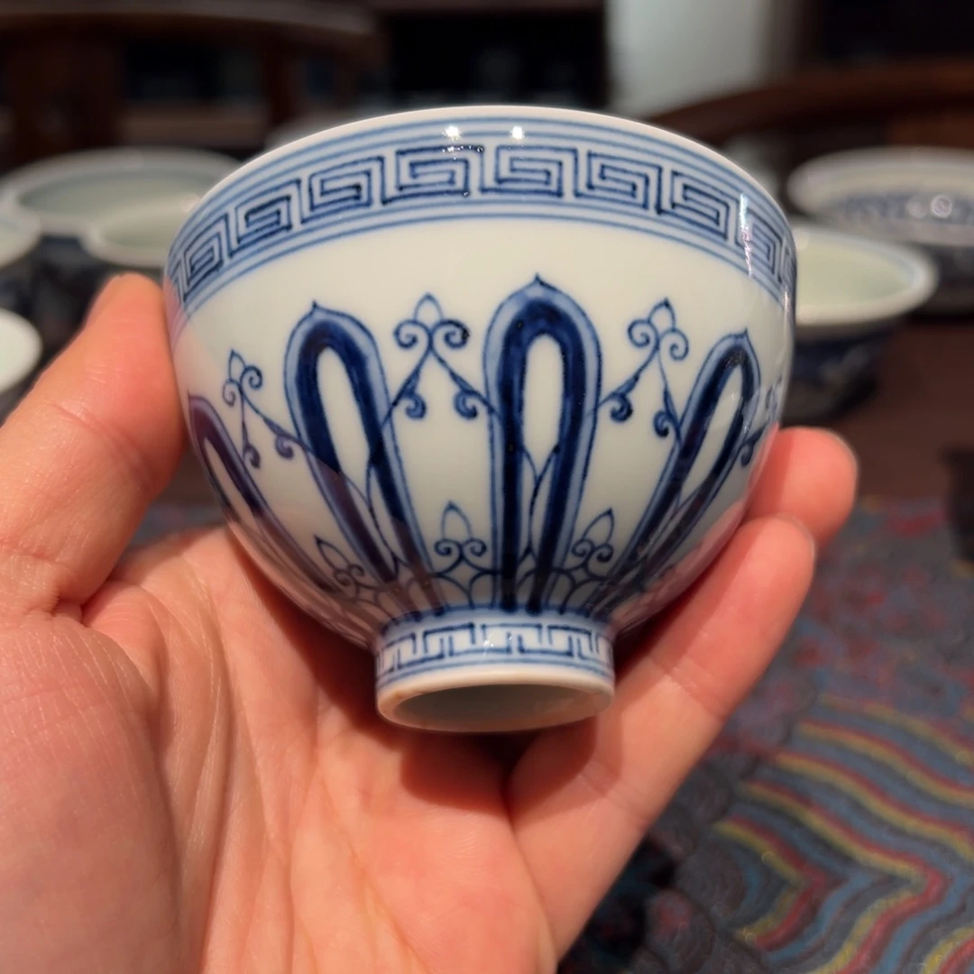 陶精品青花宝相纹鸡心杯口径约8.5厘米