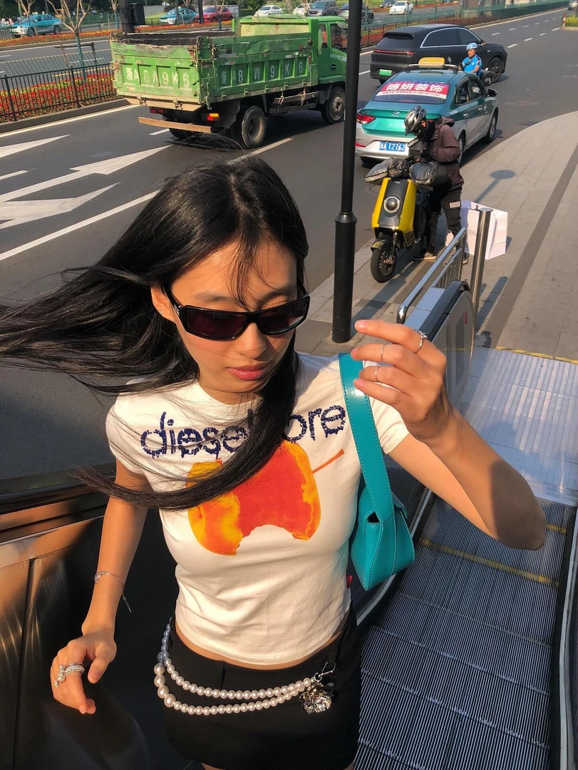 韩国ins小众烂苹果趣味印花正肩短款休闲高弹修身显瘦夏季辣妹T恤