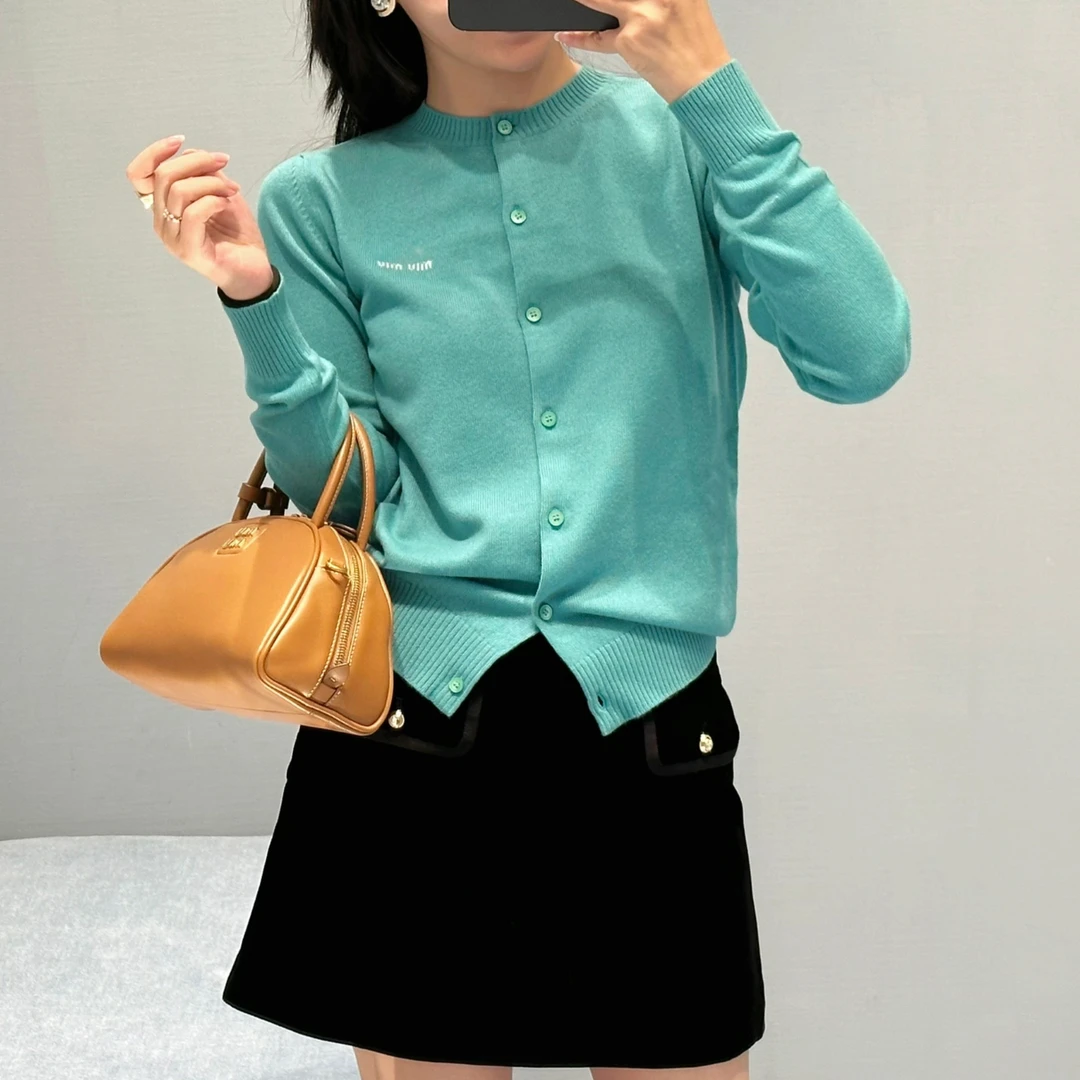 99新 MIU MIU/缪缪 1l224 纯色标语字母单排扣长袖针织衫 36码