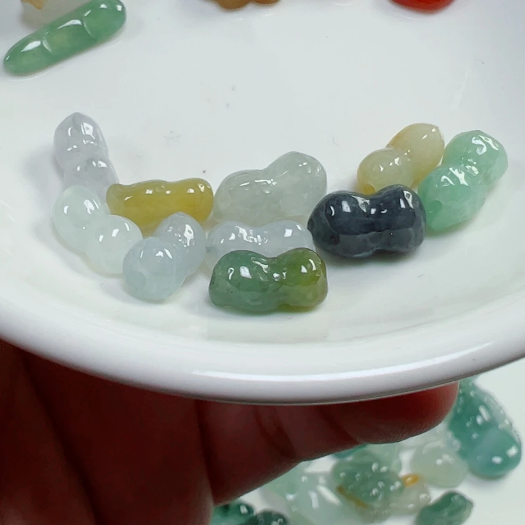 翡翠散珠通孔花生一个