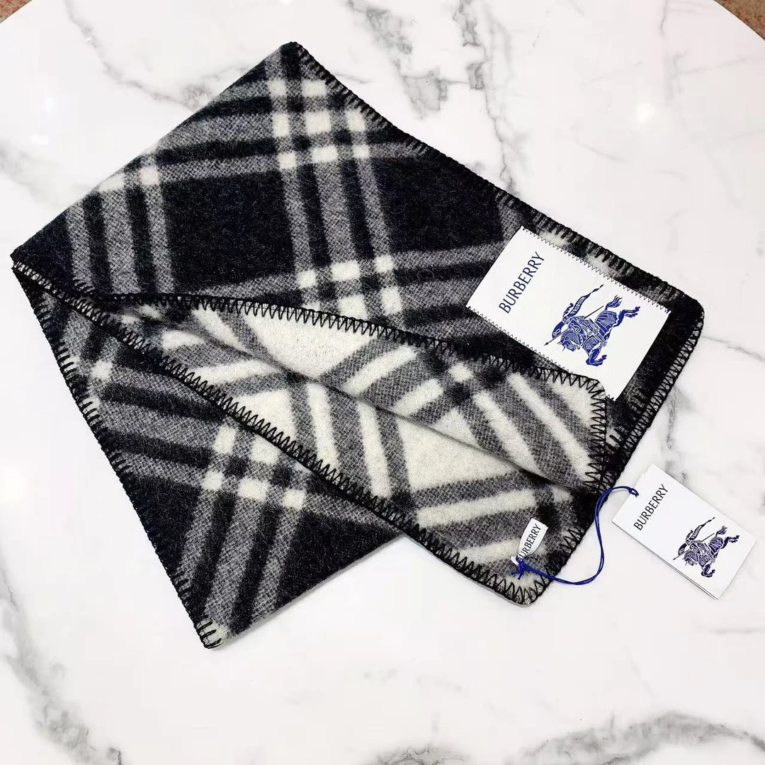 未使用 BURBERRY/博柏利 GGS巴宝莉黑白格纹羊毛围巾65196032