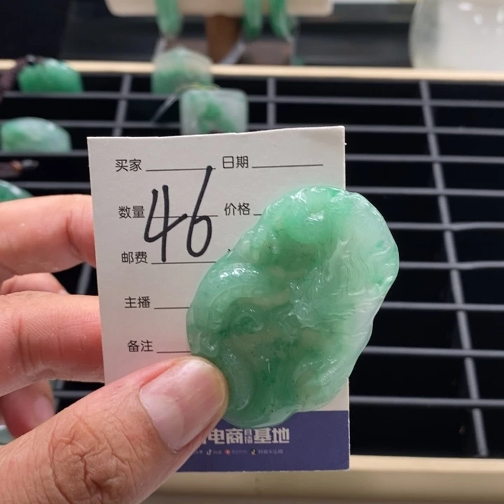 大***头石英质玉未镶嵌颈饰