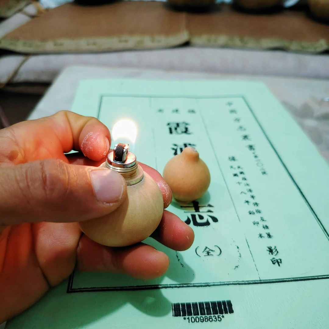 文玩葫芦打火机它是盘玩艺术品，又是实用打火机。附火石、煤油、灯芯