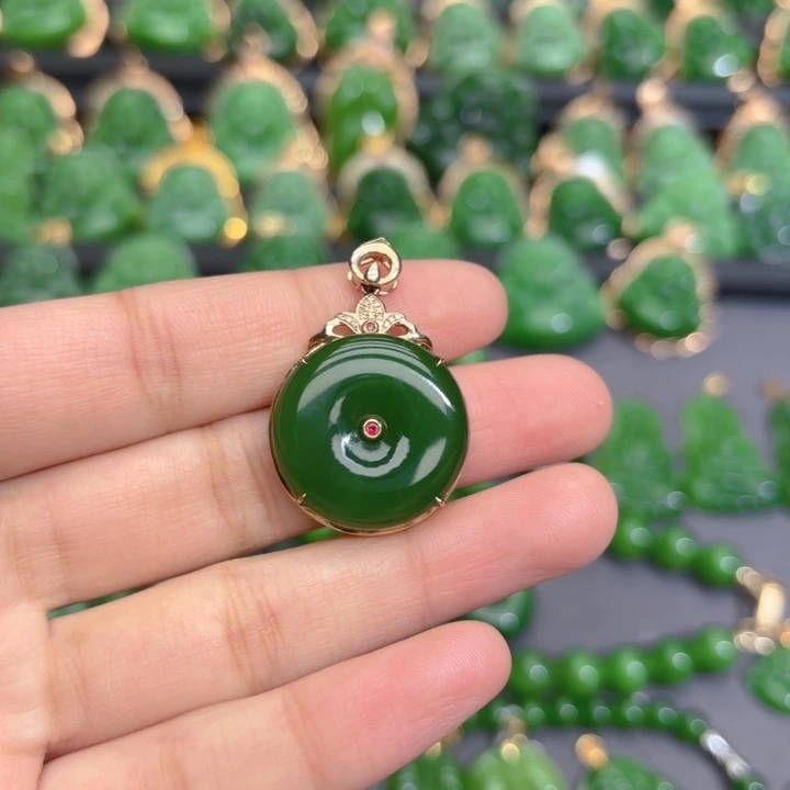 颈饰18K金镶嵌和田玉（碧玉）